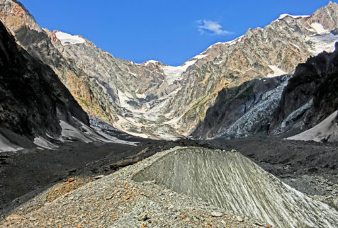 Ghiacciaio del Miage – near the area where the glacier begins, the terrain is very troubled