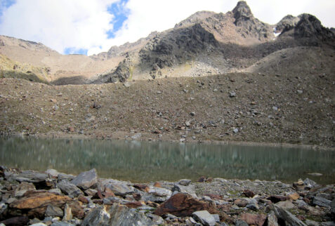 Lago Verde Val Martello – the glacial Lago Verde surrounded by tons of gravel and stones