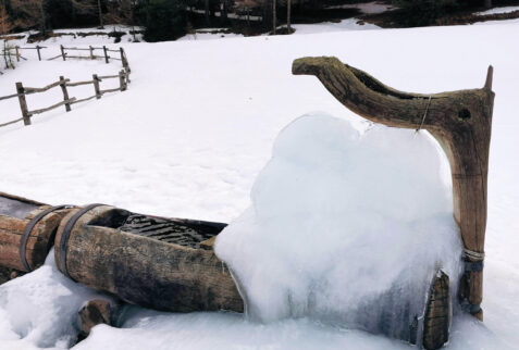 Lago di Joux Valle d’Aosta – a frozen fountain near the lake