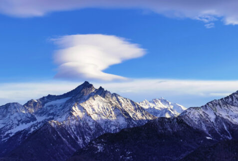 Lago di Joux Valle d’Aosta - Grivola and Gran Paradiso with a special cloud cap