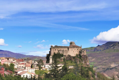 Fortezza di Bardi – the fortress on the rocky spur and the hamlet of Bardi