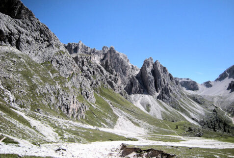 Seceda Alto Adige – landscape visible during the approach to Furcela da Mesdì path