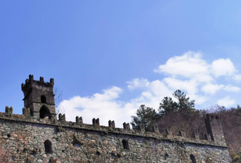 Nesso Lombardia – walls of Castello di San Lorenzo with battlements