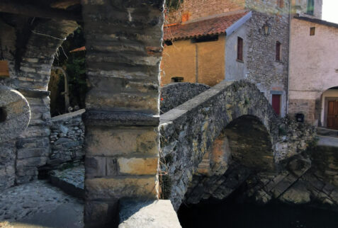 Nesso Lombardia – little bridge seen from the tunnel