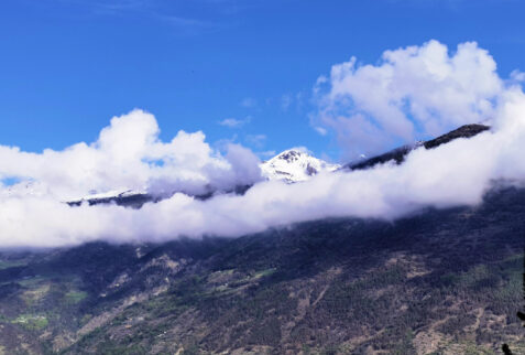 Turlin and Champailler – on the other side of the valley, behind clouds, you can still observe snow-capped peaks