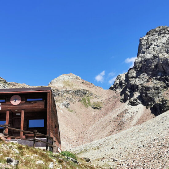 Bivacco Chentre Bionaz – bivouac and in the background Passo Dazalou