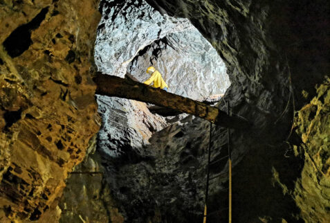 Marzoli mine - Vertical tunnel created to follow the mineral veins - BBOfItaly