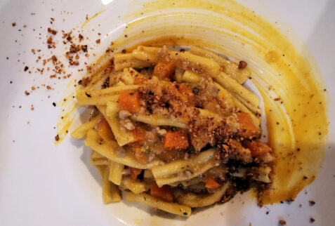 Osteria la Compagnia - Strozzapreti con straccetti di salsiccia, tochetti di zucca e spolverata di Tarallo ‘Nzogna e pepe