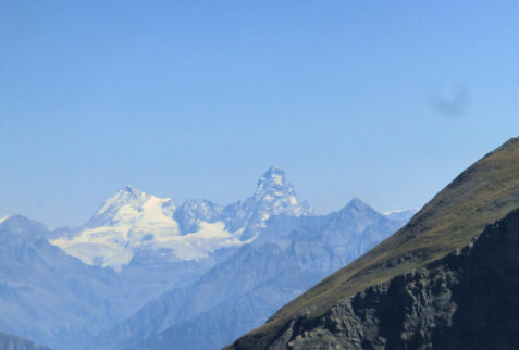 Rifugio degli Angeli – on the right hand side Matterhorn (4478 meters of altitude) and on the left hand side Dent d’Herenes (4171 meters of altitude) – BBofItaly