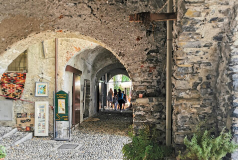 Varenna – porches in the centre of the hamlet – BBofItaly