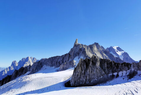 Skyway Monte Bianco – From right to left: Grandes Jorasses (4208 meters), Aiguille de Rochefort (4001 meters), Dente del Gigante (4013 meters), Aiguille Verte (4122 meters), Dru (3754 meters) – BBofItaly