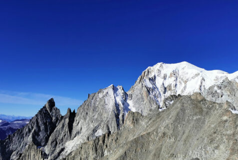 Skyway Skyway Monte Bianco – Cresta di Peuterey, from the left: Aiguille Noire (3773 meters), Les Dames Anglaises (3601 meters), Aiguille Blanche (3893 meters) – Monte Bianco massif (4810 meters) – BBofItaly