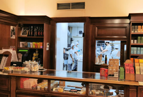 Modica – at the back of the shop the laboratory where the chocolate is born in Antica Dolceria Bonajuto – BBofItaly