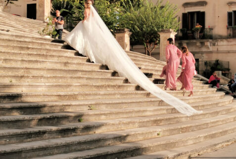 Modica – the bride approaching Duomo di San Giorgio and her amazing dress with a very long train – BBof Italy