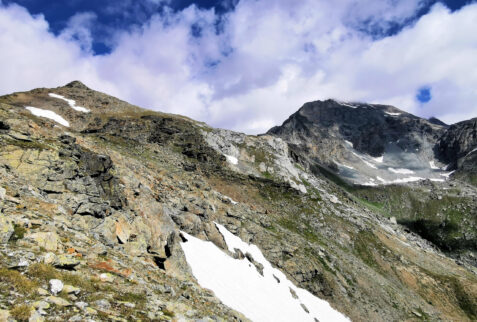 Mont de l’Arp Vieille – on the left hand side some snow fields under the top and on the right hand side the mighty wall of Testa del Rutor – BBofItaly