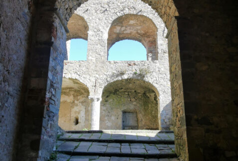 Castello di Fosdinovo – entering the Fosdinovo Castle – BBofItaly