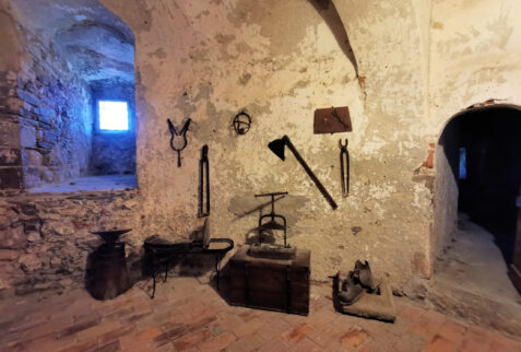 Castello di Fosdinovo – castle prisons with torture tools – BBofItaly