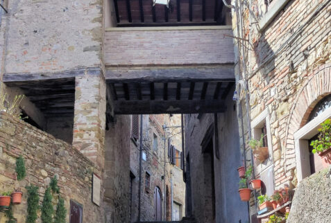 Anghiari – a stony staircase embedded in a wonderful alley – BBofItaly