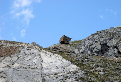 Val Martello – an erratic stone above the lake. Is it ready to fall ? – BBofItaly