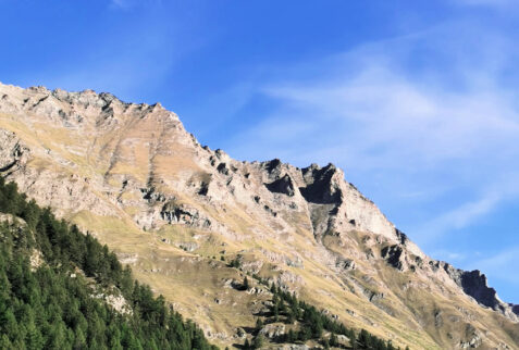 Lake of Changier – the range of mountains that winds close to the path to Feluma valley – BBofItaly