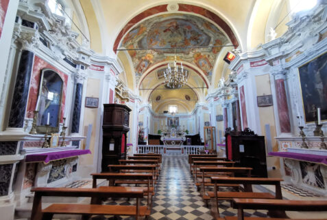 Monte dei Bianchi - a glimpse of the interior of the church of San Michele Arcangelo - BBofItaly