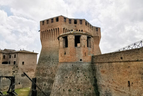 Mondavio - in the background the main tower of the fortress - BBofItaly
