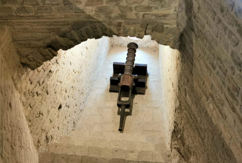 Mondavio - an ancient cannon inside the fortress - BBofItaly