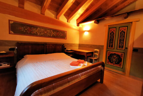 Lo Grand Baou – a charming mountain style bedroom - BBofItaly