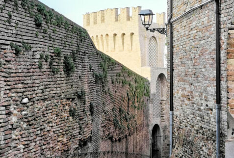 Corinaldo – a glimpse of the defensive walls – BBofItaly