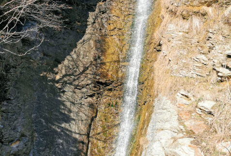 Quart – a small waterfall along a little dirt road – BBofItaly