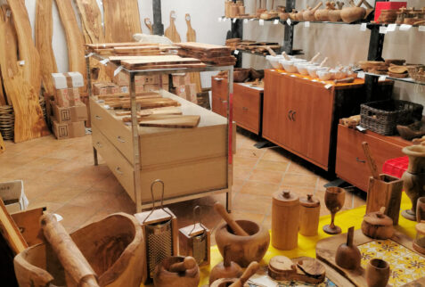 Levanto – shop of wooden handicrafts in Levanto downtown – BBofItaly