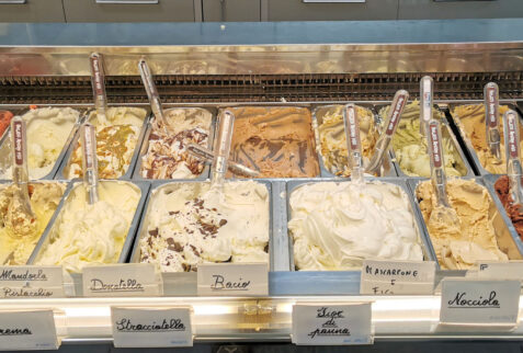 Il Gelatiere - parade of ice cream flavors - BBofItaly