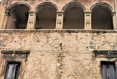 Santo Stefano di Sessanio – the facade of Palazzo del Capitano – BBofItaly