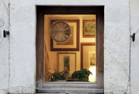 Santo Stefano di Sessanio - peeking through a window - BBofItaly