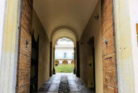 Varese – looking at an old porch with a fantastic wooden gate – BBofItaly