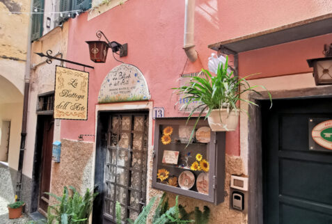 Cervo – strolling along the alleys you can find little shops of handicraft – BBofItaly
