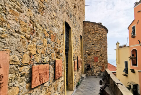 Cervo – a glimpse of Clavesana castle – BBofItaly