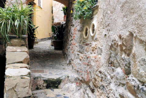 Cervo – a glimpse of a narrow alley in the hamlet - BBofItaly