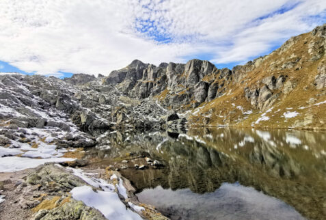 Benigni shelter – lago Piazzotti seen from the shelter, at its back Dente di Mezzaluna mountain – BBofItaly