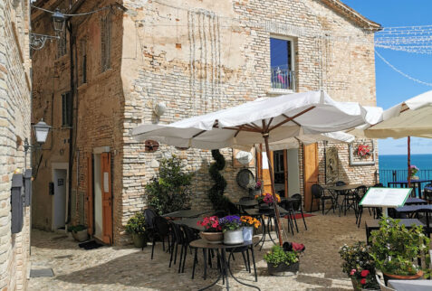 Grottammare – a little square with a tiny restaurant overlooking a gorgeous landscape – BBofItaly