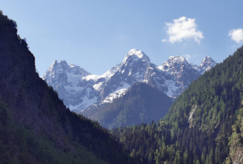 Capanna Mambretti – going toward Scais dam. From left Il Medasc 2647 meters, Cima Soliva 2705 meters, Piz Carvin 2547 meters – BBofItaly