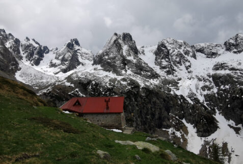 Capanna Mambretti – it seems you can touch the mountains stretching out your arms – BBofItaly