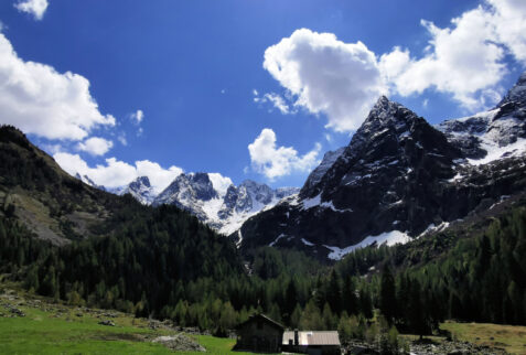 Capanna Mambretti – gorgeous view on Oribie peaks from Caronno pasture, going up to the shelter – BBofItaly