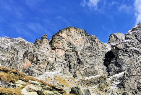 Lago del Truzzo – rocky walls can be admired while you are climbing up to the lake – BBofItaly