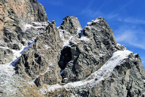 Lago del Truzzo – rocky walls surrounding the lake - BBofItaly