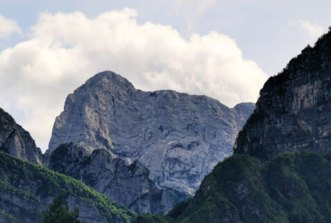 Barcis lake – a rocky wall close to the lake – BBofItaly