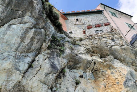 Tellaro – a house hung on the top of a big cliff – BBofItaly