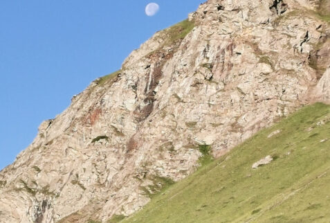 Traversiere - starting our adventure from Thumel still with the moon in the sky – BBofItaly