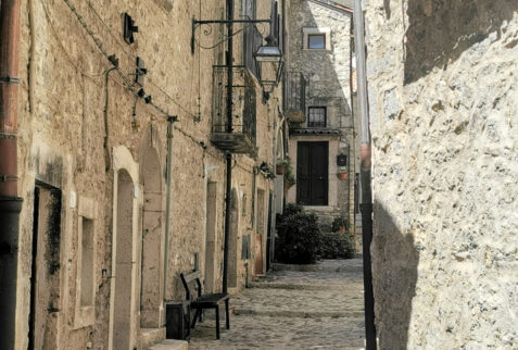 Barrea – strolling along the hamlet – BBofItaly