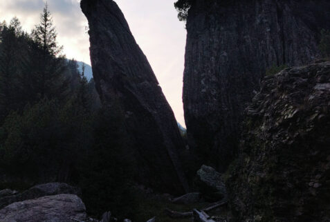 Passo della Scaletta - huge cracked boulder in the bottom of Val Caronno - BBofItaly